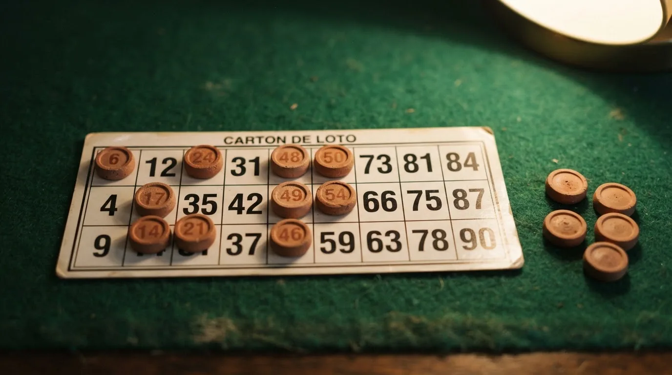 Grille de bingo avec un carton 3 lignes sur 9 colonnes et des jetons numérotés posés dessus